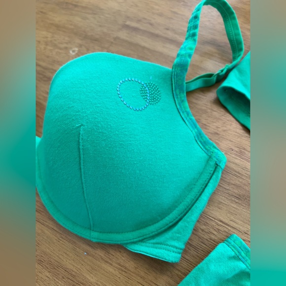 Green Bra ☘️ (comes with 2 boyshorts) - Picture 5 of 7